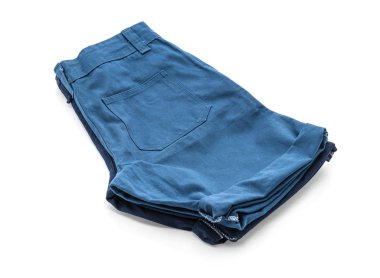 beyaz üzerine kısa pantolon