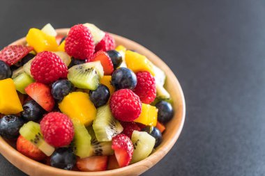 karışık taze meyve (çilek, ahududu, yaban mersini, kivi, mang