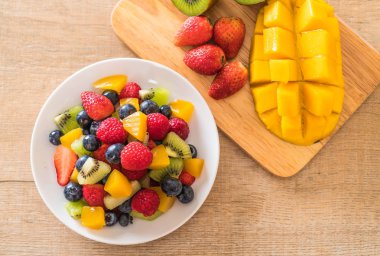 karışık taze meyve (çilek, ahududu, yaban mersini, kivi, mang
