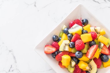 karışık taze meyve (çilek, ahududu, yaban mersini, kivi, mang