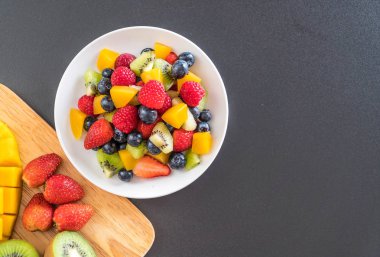 karışık taze meyve (çilek, ahududu, yaban mersini, kivi, mang