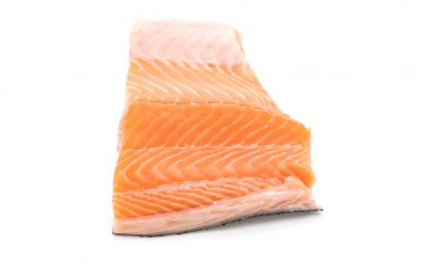 Beyaz üzerine taze somon