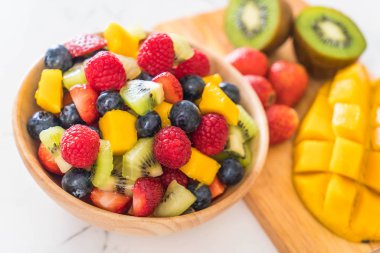 karışık taze meyve (çilek, ahududu, yaban mersini, kivi, mang
