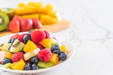 karışık taze meyve (çilek, ahududu, yaban mersini, kivi, mang