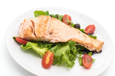 beyaz üzerine Somon ızgara biftek