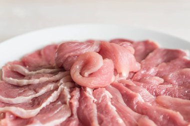 ahşap üzerine taze dilimlenmiş domuz