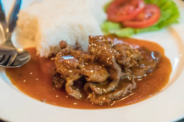 tavada kızartılmış baharatlı domuz eti pilav ile