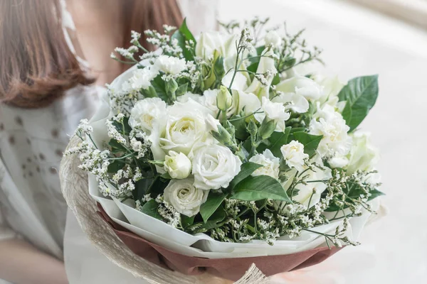 Çiçek buketi holding eller