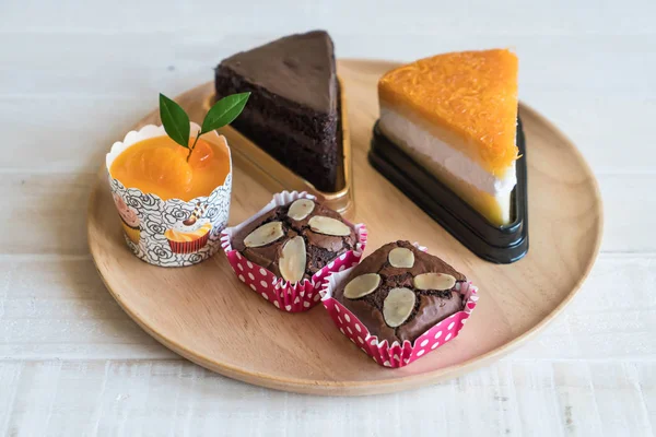 核仁巧克力饼，橙色杯蛋糕，金色线程蛋糕和巧克力 cak — 图库照片