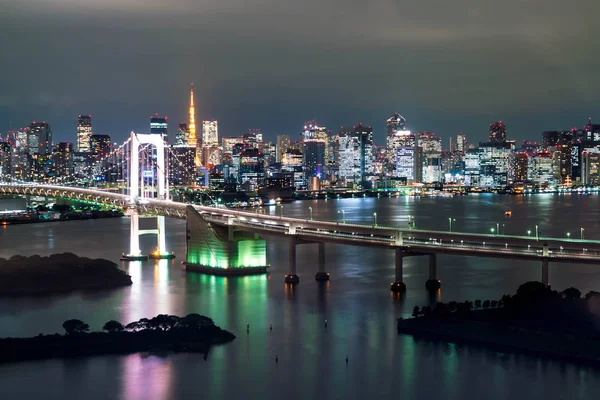 Tokyo siluetinin Tokyo kule ve Gökkuşağı Köprüsü ile. 