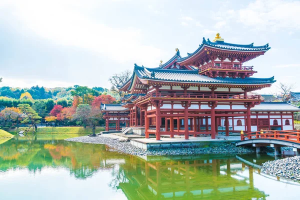 Güzel mimari Byodo içinde Kyoto tapınakta.
