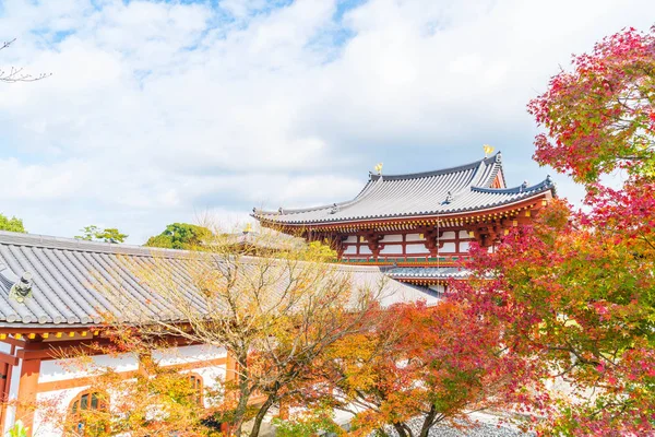 Güzel mimari Byodo içinde Kyoto tapınakta.