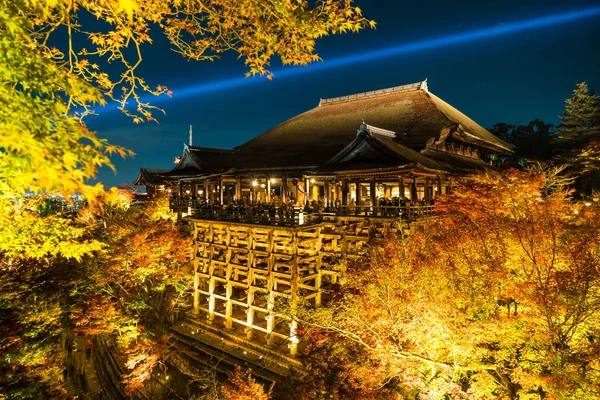 Sonbahar gece ışık saçtığını Kiyomizu-dera Tapınağı ve büyük vera — Stok fotoğraf