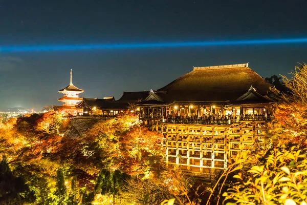 Sonbahar gece ışık saçtığını Kiyomizu-dera Tapınağı ve büyük vera