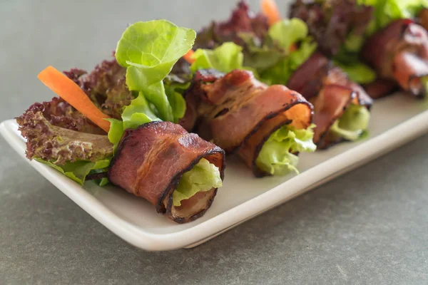 Rolo de salada com bacon — Fotografia de Stock