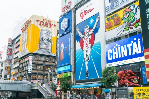 OSAKA, JAPAN - NOV 19 2016: Kelompok orang berjalan untuk berbelanja — Stok Foto