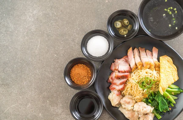 Yumurta noodle kırmızı kızarmış domuz, gevrek domuz eti, köfte ve çorba ile 