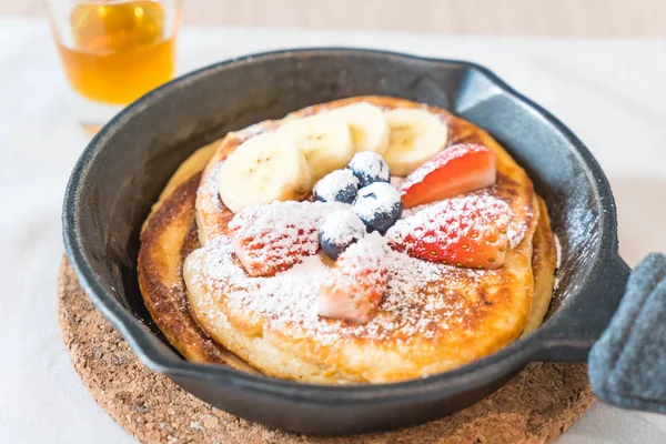 taze çilek yaban mersini ve muz ile gözleme 