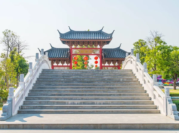 ejderha Müzesi: Suphanburi'nde güzel mimari