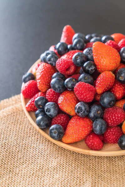 taze yaban mersini, çilek ve rasberry 