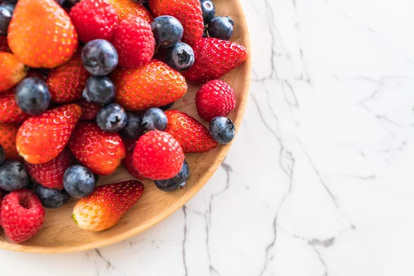 Verse bosbessen, aardbeien en rasberry — Stockfoto