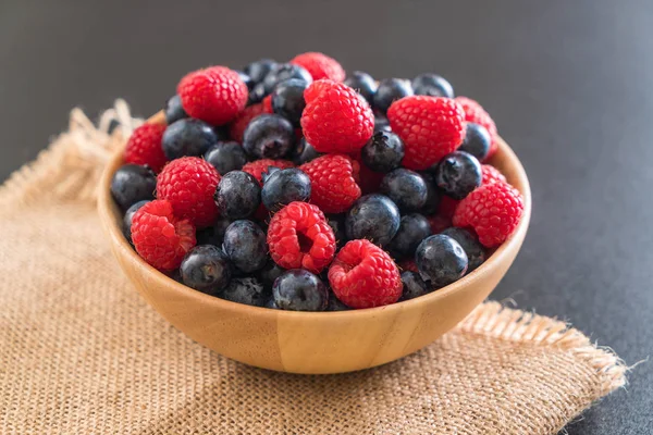 taze yaban mersini ve rasberry 