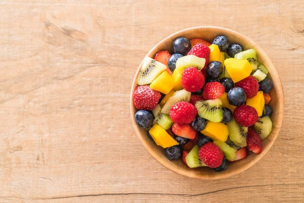 Blandad färsk frukt (jordgubbar, hallon, blåbär, kiwi, mang — Stockfoto