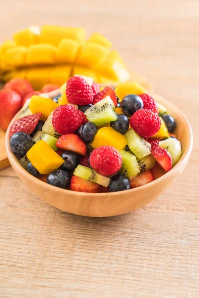 karışık taze meyve (çilek, ahududu, yaban mersini, kivi, mang