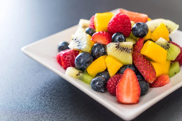 karışık taze meyve (çilek, ahududu, yaban mersini, kivi, mang