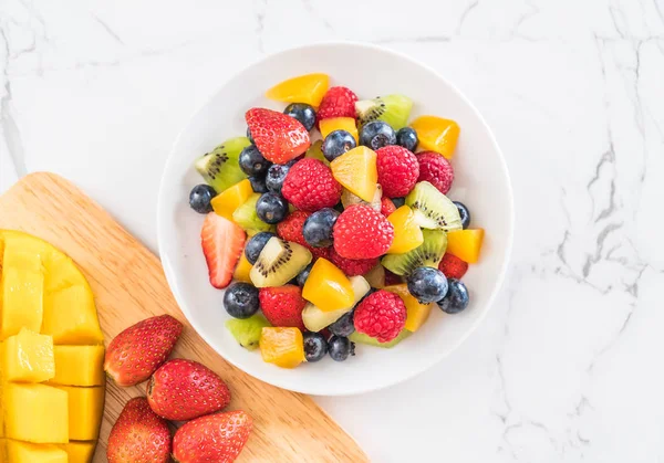 Mixed fresh fruits (strawberry, raspberry, blueberry, kiwi, mang — Stock Photo, Image