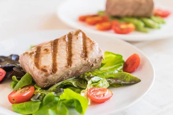 Tonijnsteak met salade — Stockfoto