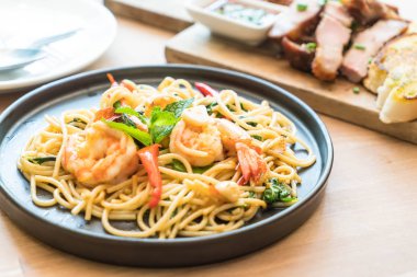 karides tavada kızartılmış acılı spagetti 