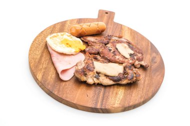 ahşap plaka üzerinde ızgara biftek mix