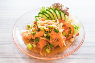 Baharatlı somon salata