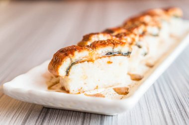 yılan balığı (unagi suşi)