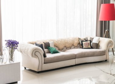 Kanepe üzerinde güzel yastık