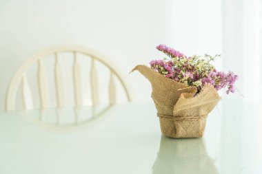 çiçekler buket dekorasyon masada