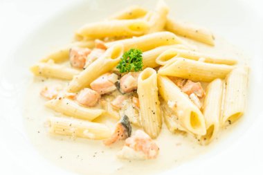 Penne carbonara makarna somon ile