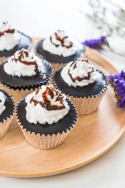 krem şanti ile çikolatalı kek