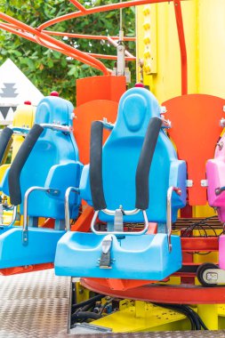 Renkli lunapark treni koltuk eğlence parkı 