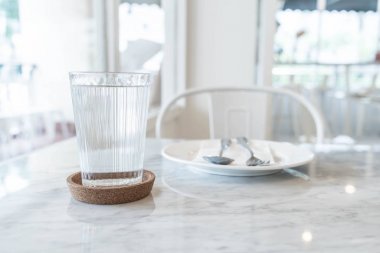 bardak su yemek masada