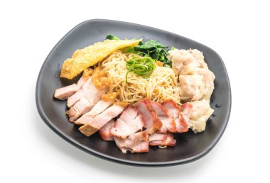 Yumurta noodle kırmızı kızarmış domuz, gevrek domuz eti ve köfte ile