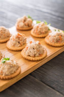 ton balıklı kraker ile yayıldı