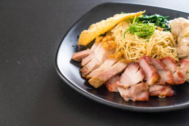 Yumurta noodle kırmızı kızarmış domuz, gevrek domuz eti, köfte ve çorba ile 