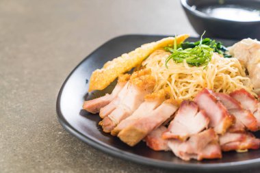 Yumurta noodle kırmızı kızarmış domuz, gevrek domuz eti, köfte ve çorba ile 