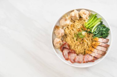 Yumurta noodle kırmızı kızarmış domuz, gevrek domuz eti, köfte ve çorba ile 