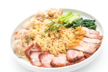 Yumurta noodle kırmızı kızarmış domuz, gevrek domuz eti ve köfte ile