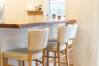 boş sandalye üzerinde bar