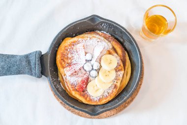 taze çilek yaban mersini ve muz ile gözleme 
