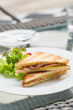 Jambonlu peynirli sandviç